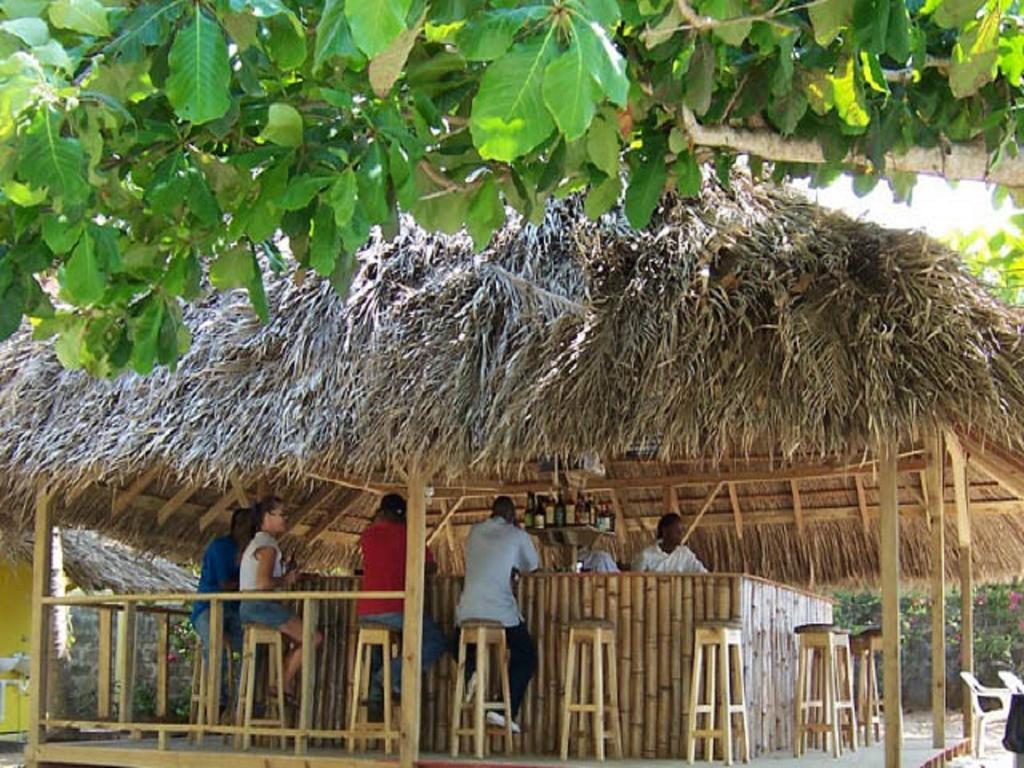 Yellow Bird Sea Hotel Negril Exterior foto